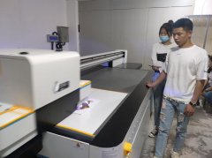 河南王总夫妇采购UV-2513平板打印机型设备