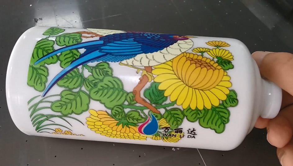 UV平板打印机酒瓶瓶身打印视频
